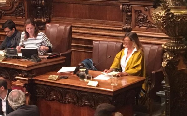 Alejandra García en el pleno del Ayuntamiento de Barcelona
